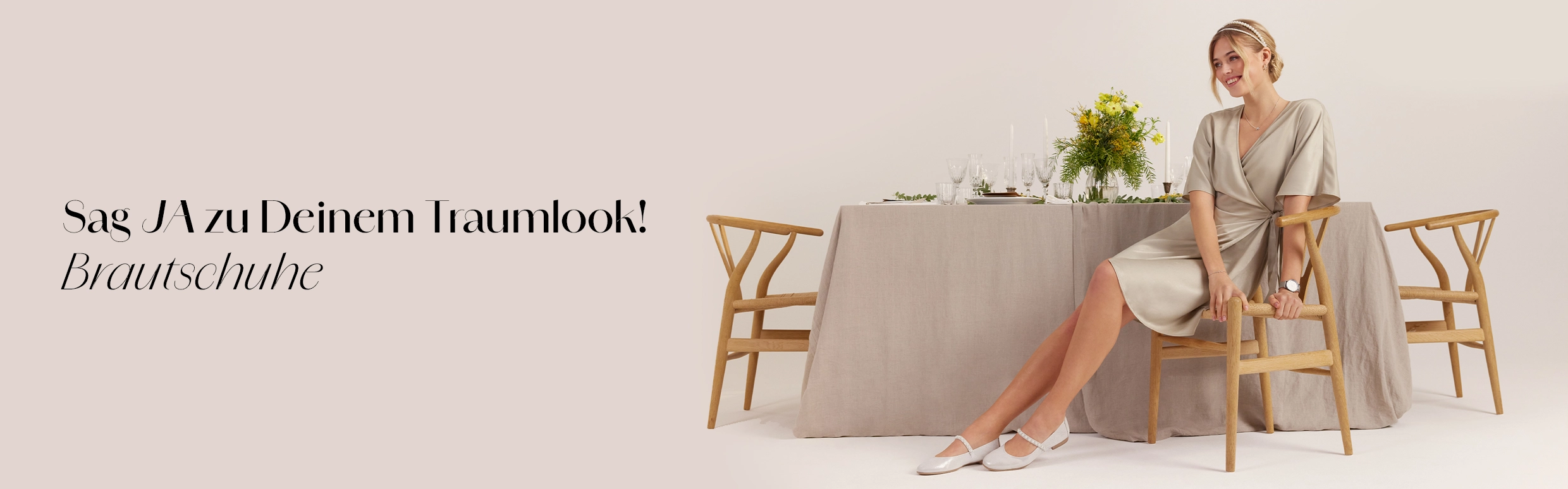 Schriftzug Brautschuhe und eine Frau sitzen an einem Tisch und trägt Brautschuhe