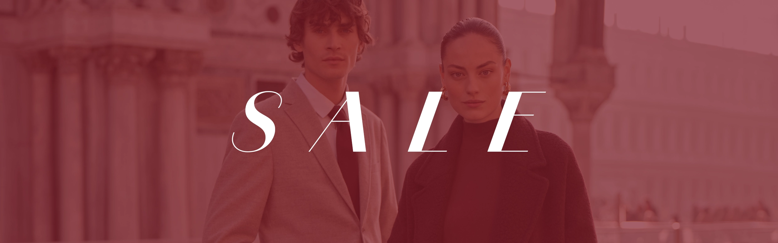 Schriftzug Sale und im Hintergrund Mann und Frau Schriftzug Sale und im Hintergrund Mann und Frau