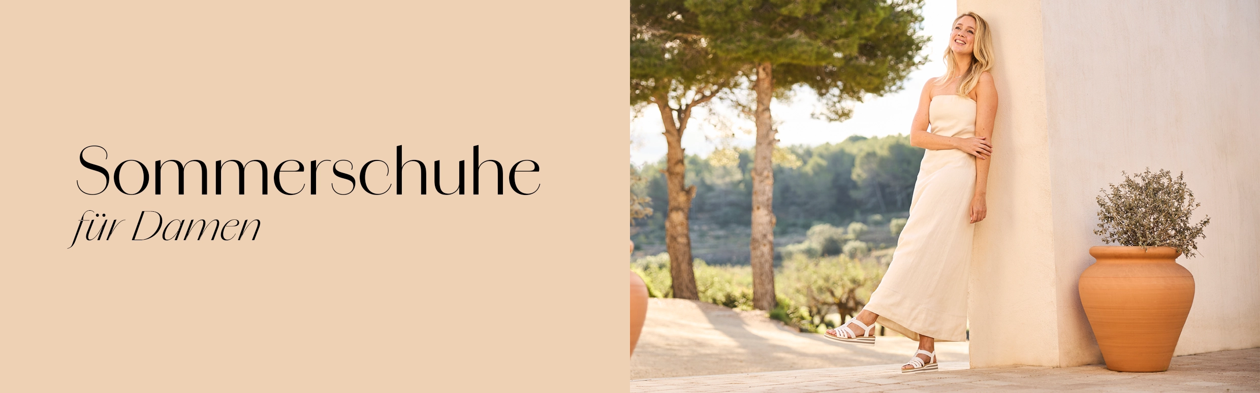 Frau trägt Sommerschuhe in schöner Umgebung