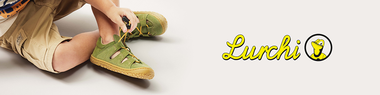 Kind sitzt auf den Boden und trägt Sandalen von Lurchi