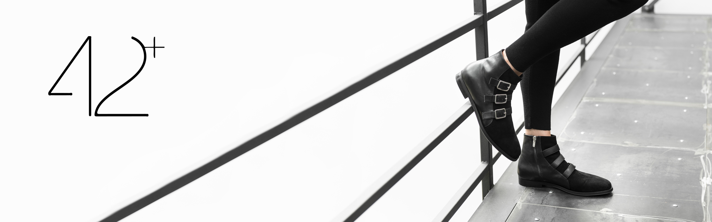 Eine Frau trägt Boots von 42 plus