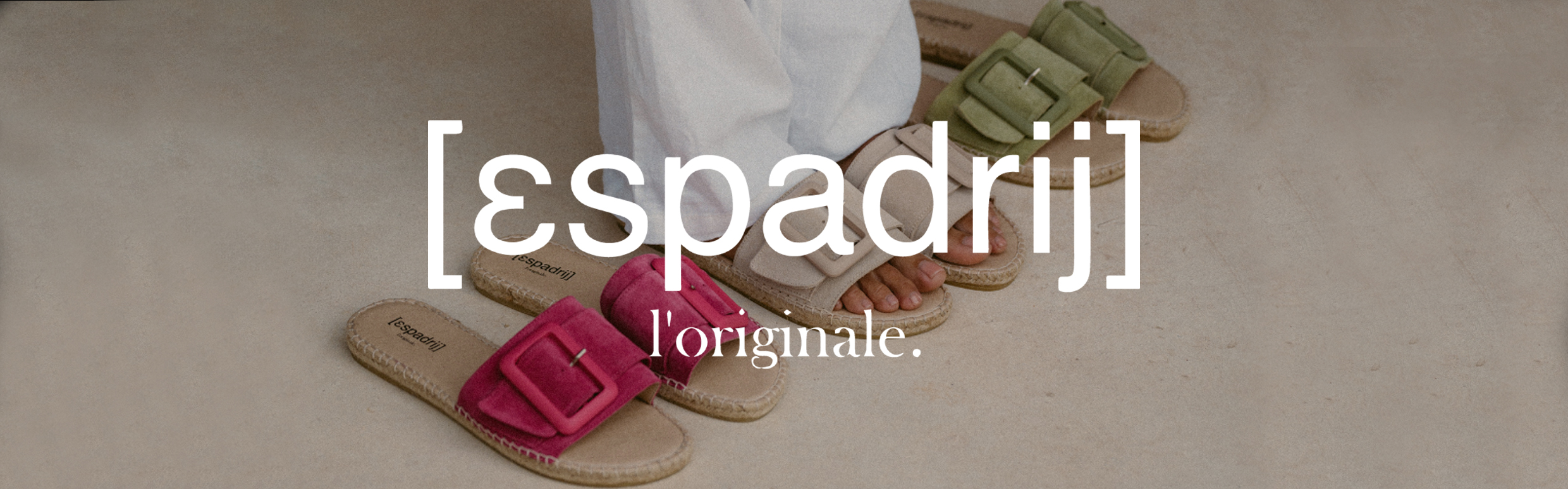 Logo espadrij l originale und im Hintergrund Pantoletten in pink, beige, grün