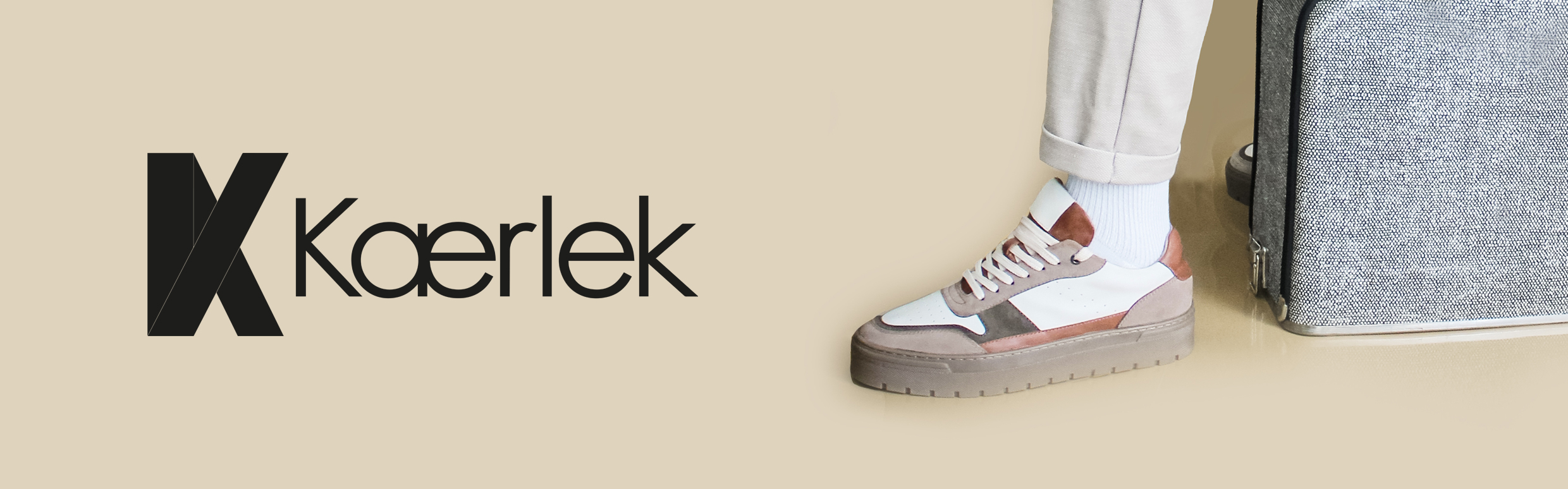 Logo Kaerlek und ein Mann der Sneaker von Kaerlek trägt