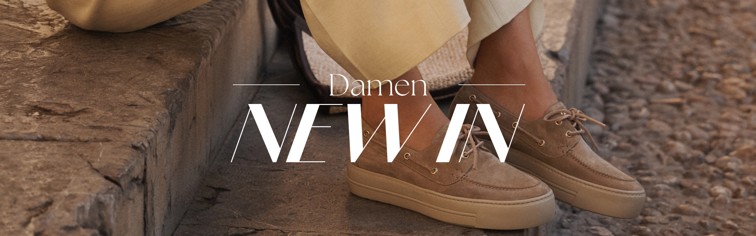 Schriftzug Damen New in im Hintergrund trägt eine Frau Damenhalbschuhe