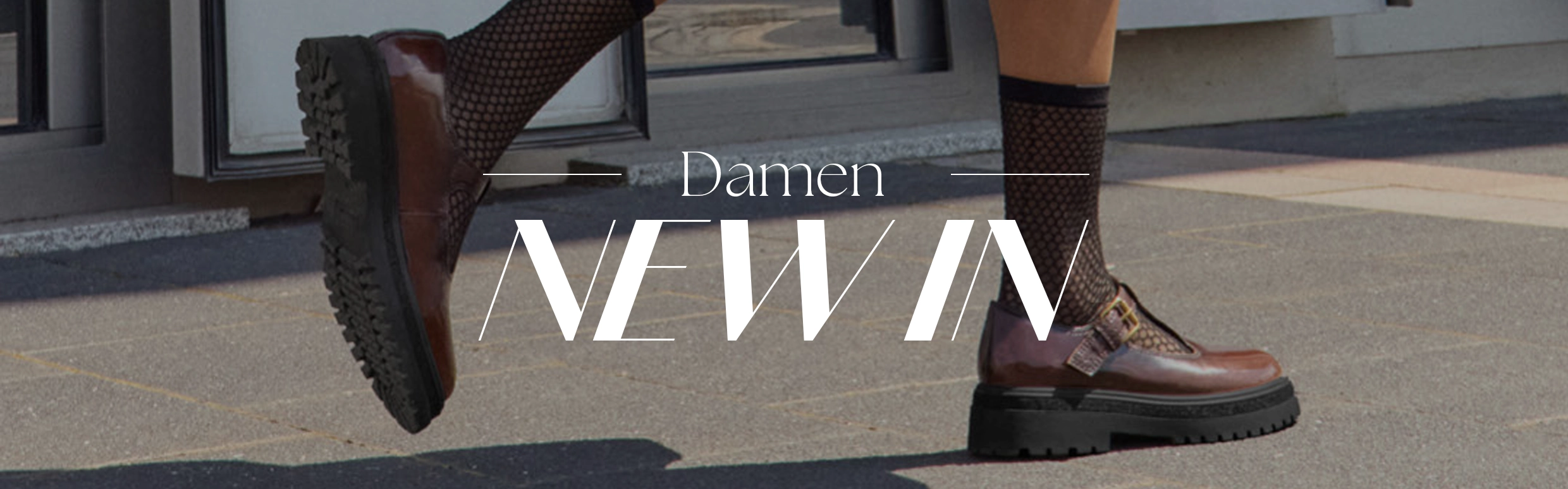 Schriftzug Damen New in im Hintergrund trägt eine Frau Damenhalbschuhe