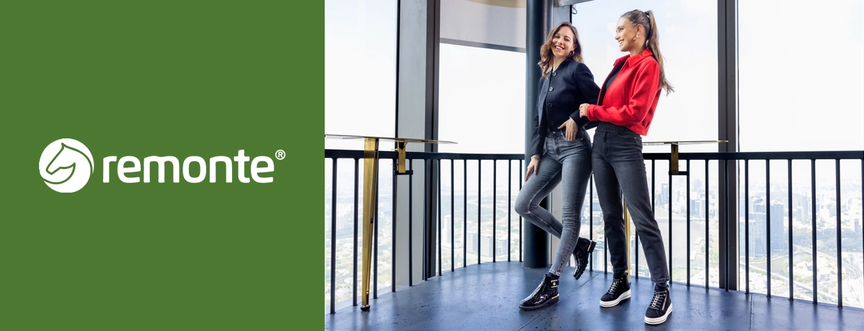 2 Frauen stehen in einem Gebäude und tragen Schuhe von Remonte