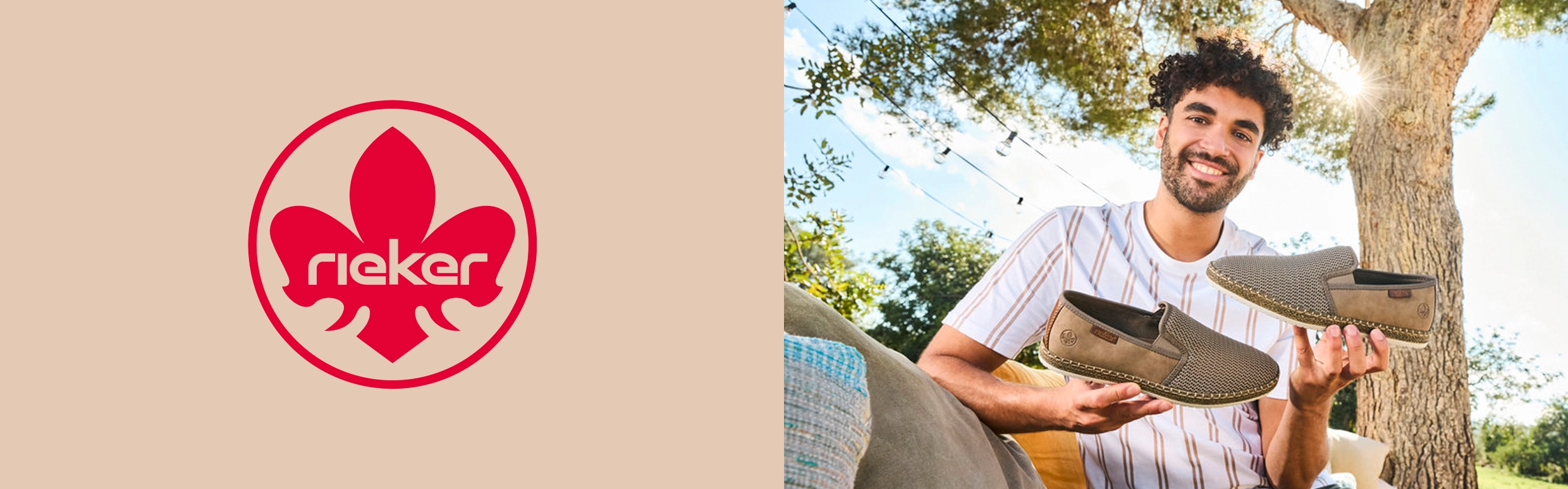 Junger Mann der Slipper von Rieker in den Händen hält und lächelt