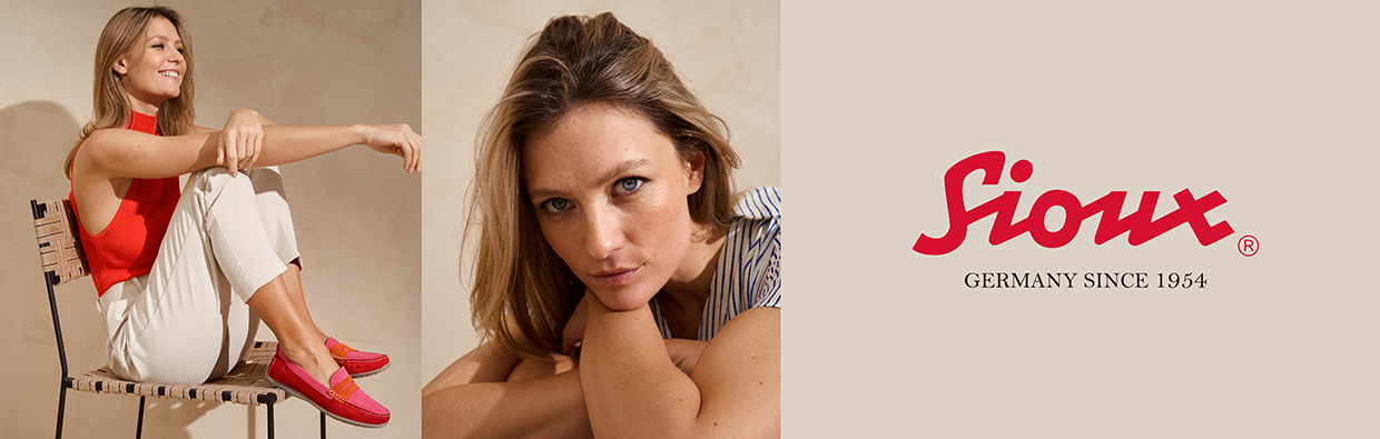 Eine Frau sitzt mit angewinkelten Beinen auf einem Stuhl und trägt rötliche Sioux Schuhe