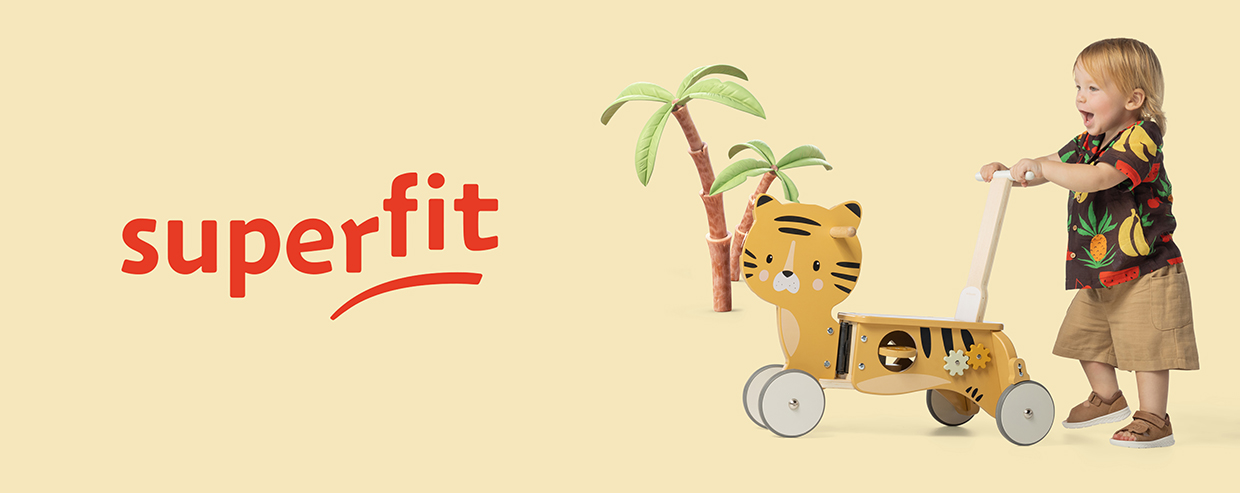 Kind trägt Superfit Schuhe und freut sich Kind trägt Superfit Schuhe und freut sich